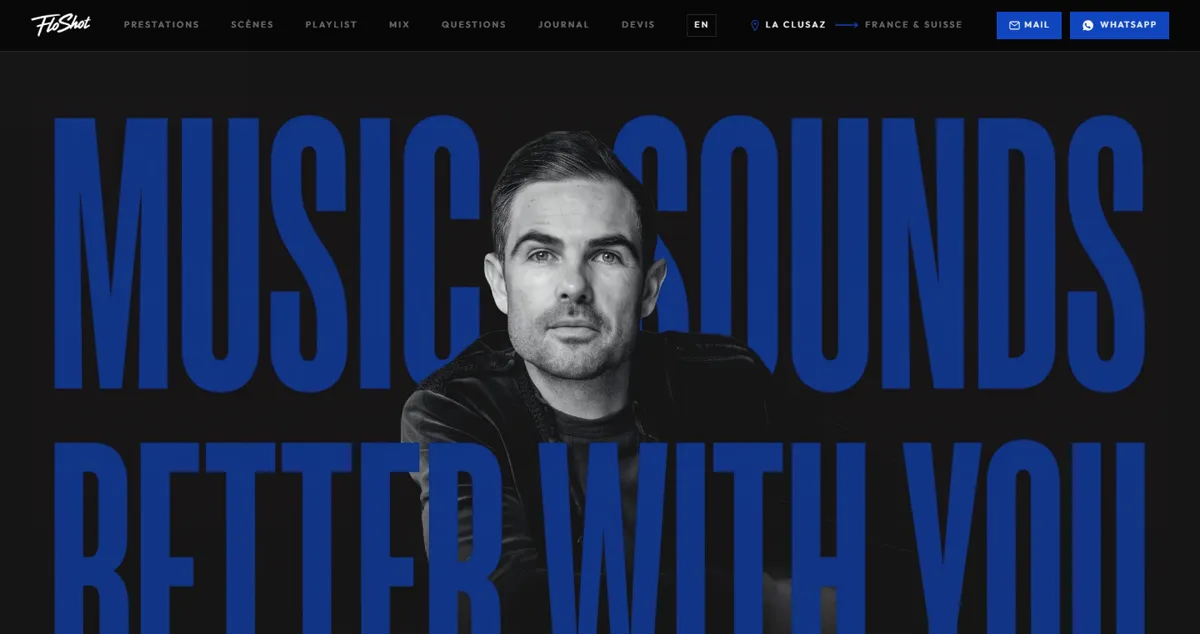 Page d'accueil du site Flo Shot : portrait du DJ en noir et blanc devant le titre géant bleu « Music sounds better with you ».