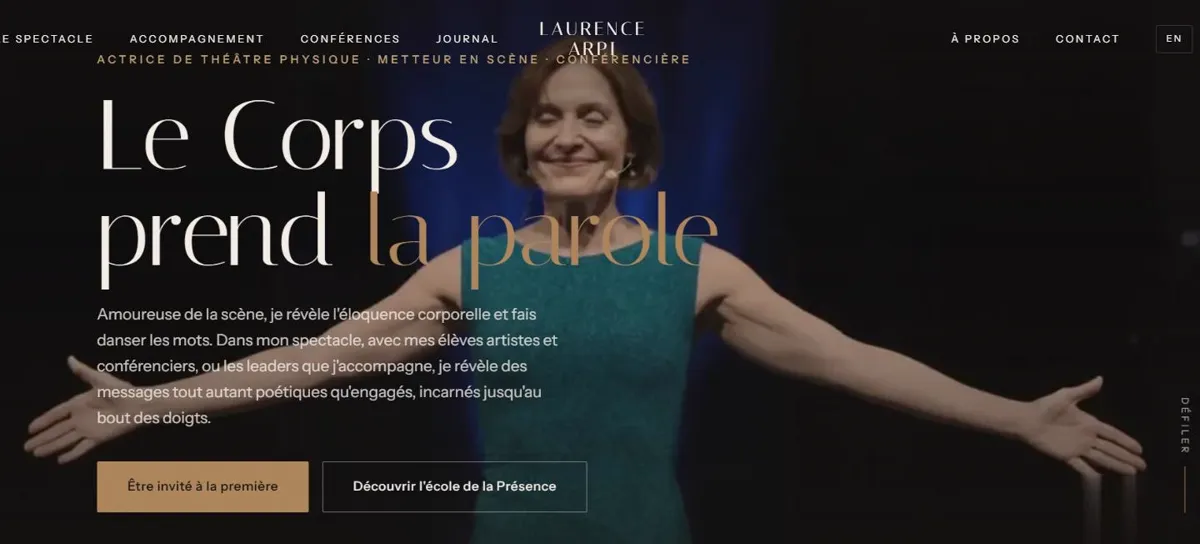 Page d'accueil du site de Laurence Arpi : la comédienne sur scène, bras ouverts, sous le titre « Le Corps prend la parole ».