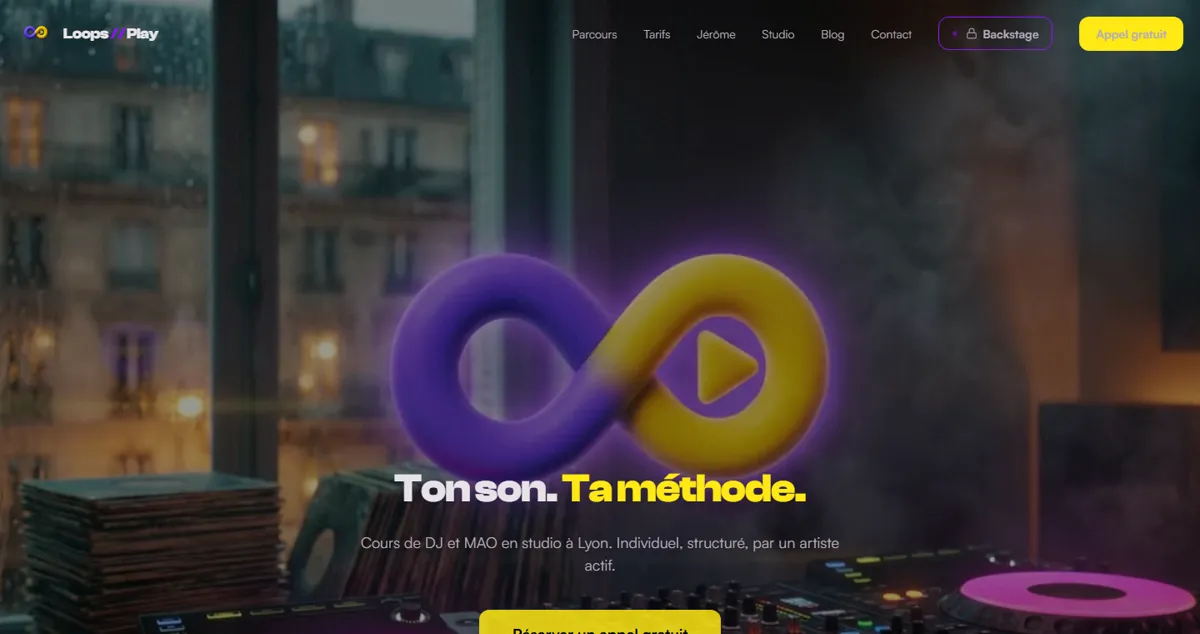 Page d'accueil du site Loops & Play : un logo infini violet et jaune dans un studio de nuit, titre « Ton son. Ta méthode. »