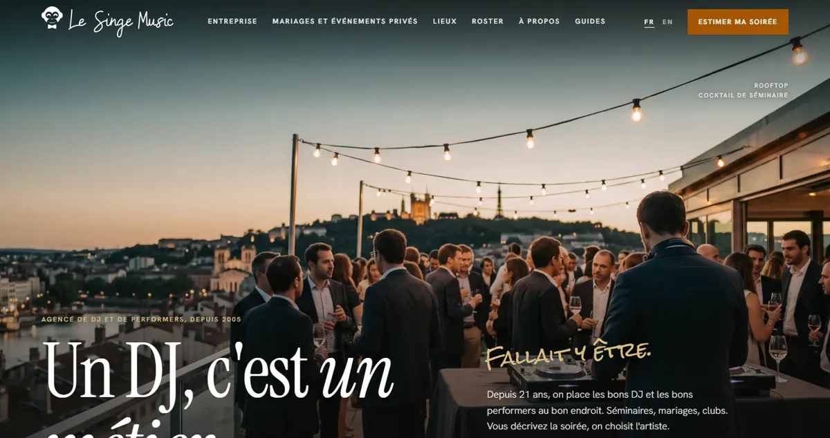 Page d'accueil du site Le Singe Music : une soirée sur un rooftop lyonnais au crépuscule, titre « Un DJ, c'est un métier ».