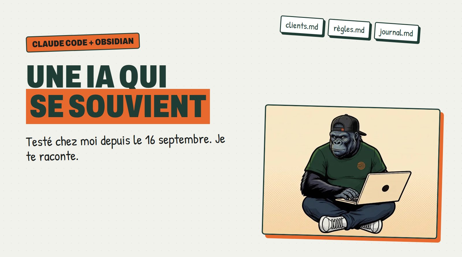 Silver, le gorille mascotte de mfdy.digital, assis en tailleur devant son ordinateur portable, à côté du titre « Une IA qui se souvient » et de trois étiquettes de fichiers : clients, règles, journal